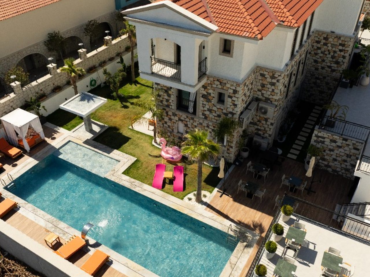 Canata Çeşme — havuz ve bahçe kuşbakışı